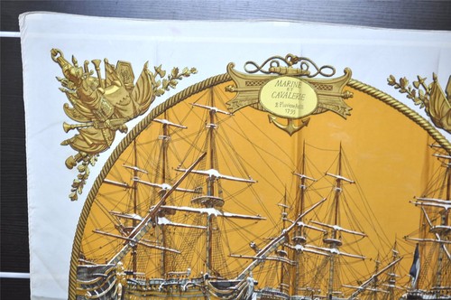 Sciarpa autentica HERMES Carre 90 "MARINE ET CAVALERIE" seta bianca 4897M - Foto 2 di 10