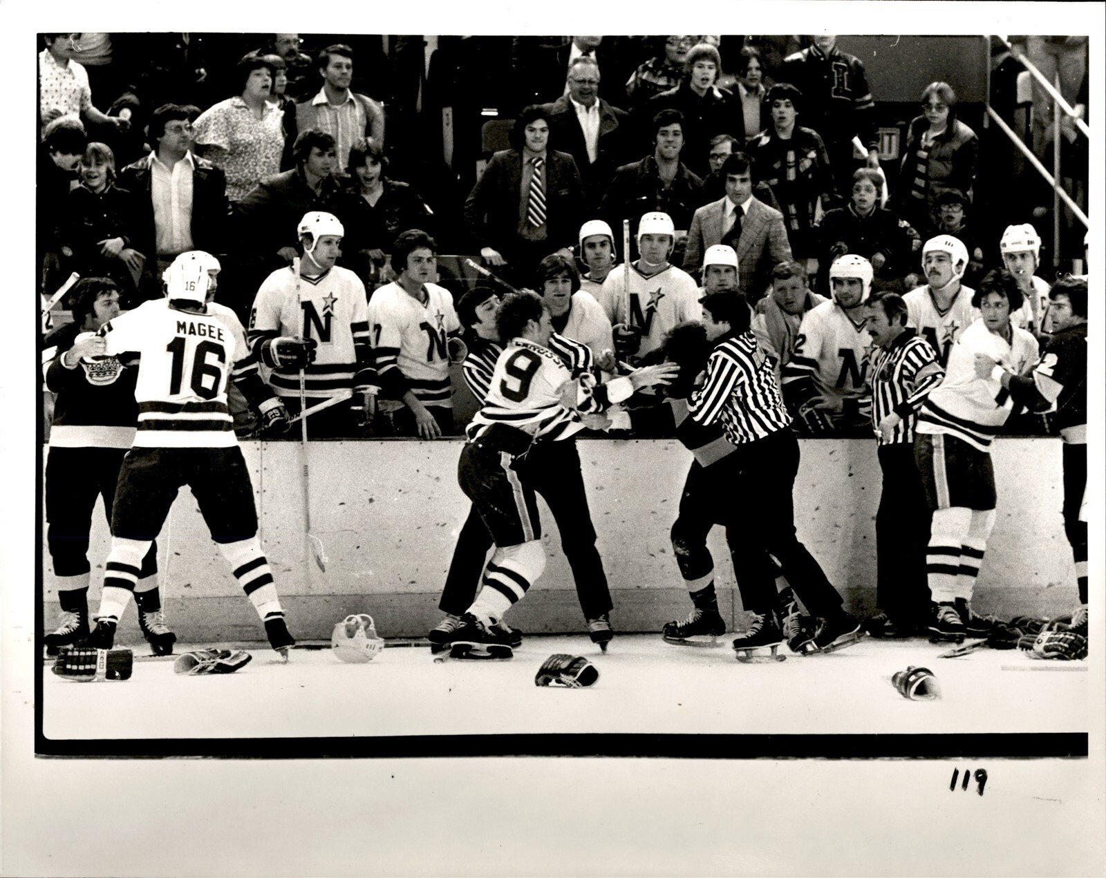 LG994 1978 Original Photo RON ZANUSSI NORTH STARS FIGHTS BERT WILSON L ...