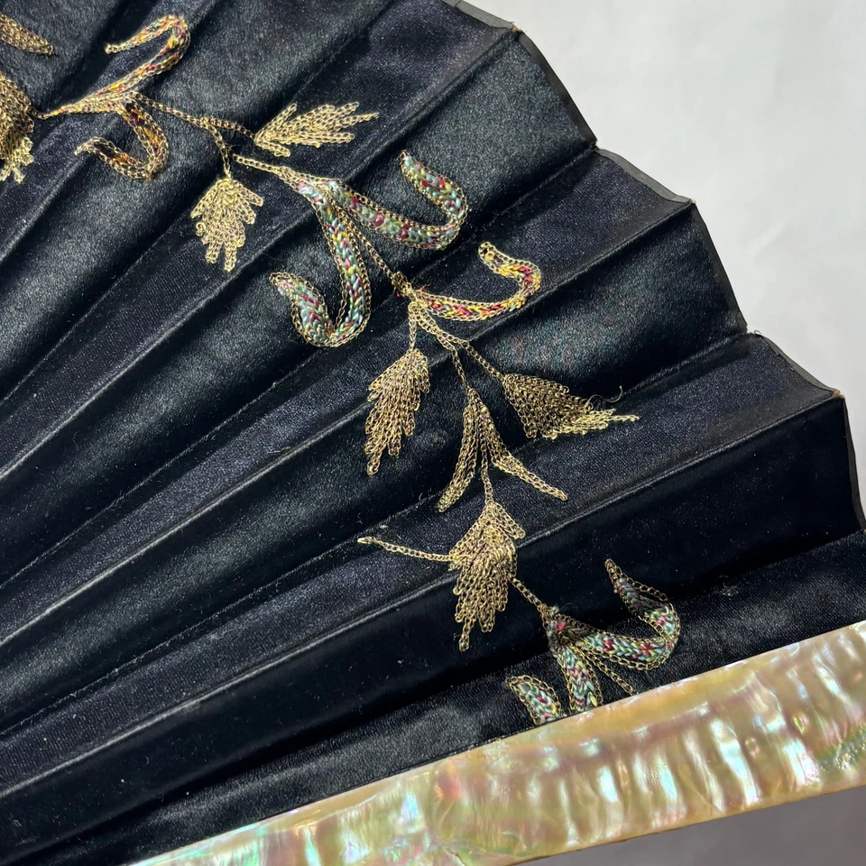 Abanico Plegable Satinado Negro Años 1880 Rosa Mop Palos/Guardias Bordados Flor y Hoja Foto 2 de 4