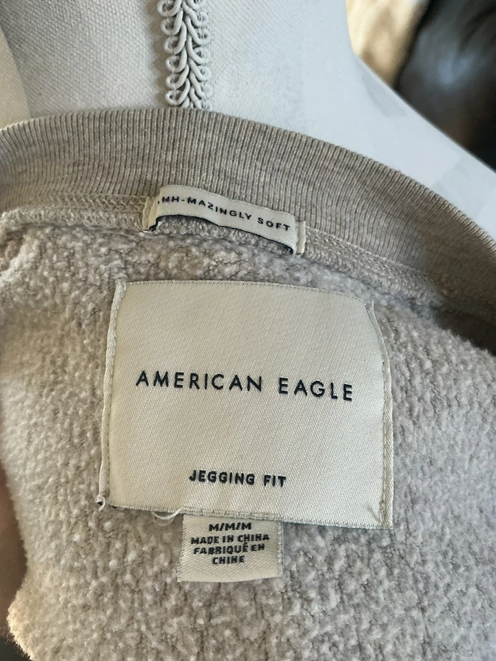 Sudadera Navidad American Eagle M Gris Suave en A Holidaze Para Mujer Foto 2 de 4