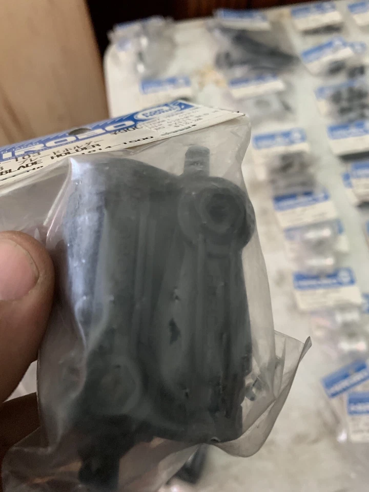 HIROBO 0412-103 SCEADU FZ-3 ROTOR HEAD BLADE HOLDER #0412103 HELICOPTER PARTS - Image 4 of 4