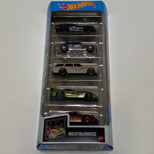 Hot Wheels NightBurnerz 2021 Confezione da 5 Scimmie a Gas, Escort, Datsun 510 Wagon, Viper - Foto 1 di 6