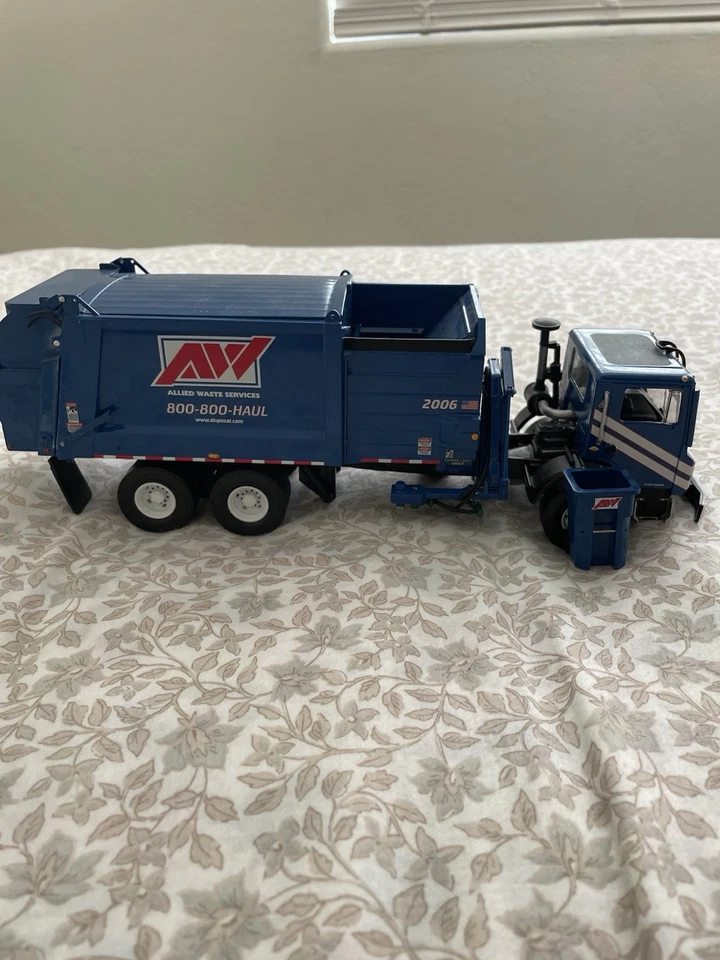 Camión de basura de primera marcha Allied Waste Services 2006 cargador lateral Mack Mr Heil Foto 2 de 4