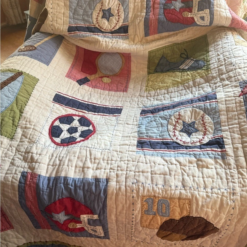 Edredón Pottery Barn Kids tema deportivo tamaño doble ropa de cama azul multicolor Foto 3 de 4