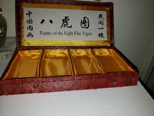 In original box 4 "Li Bien" snuff bottles reversed handpainted scenes. Tigers - Picture 6 of 7