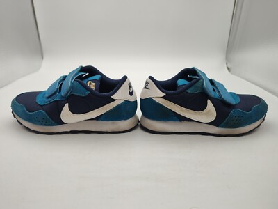 nike md valiant on feet