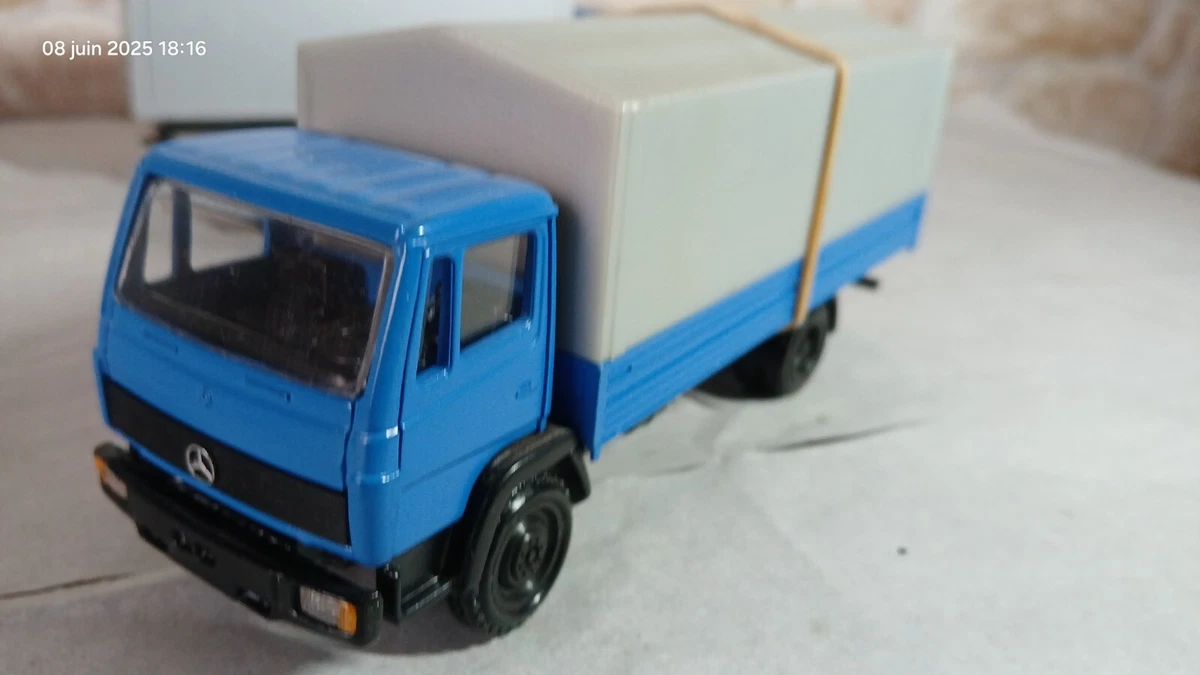 NZG - Mercedes 2433L/6x2 Camion à Plateau Bâché