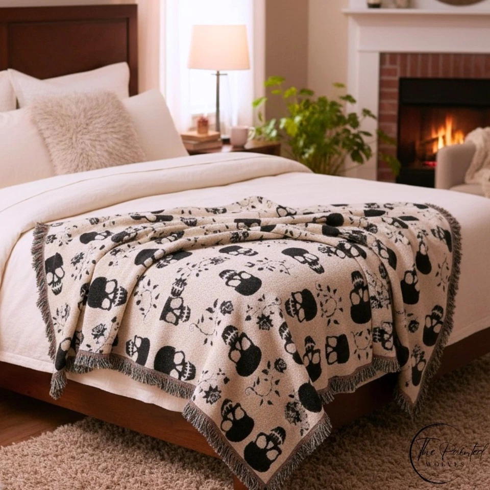 Manta tejida 100 % algodón gótica Halloween calavera negra y rosas Foto 2 de 4