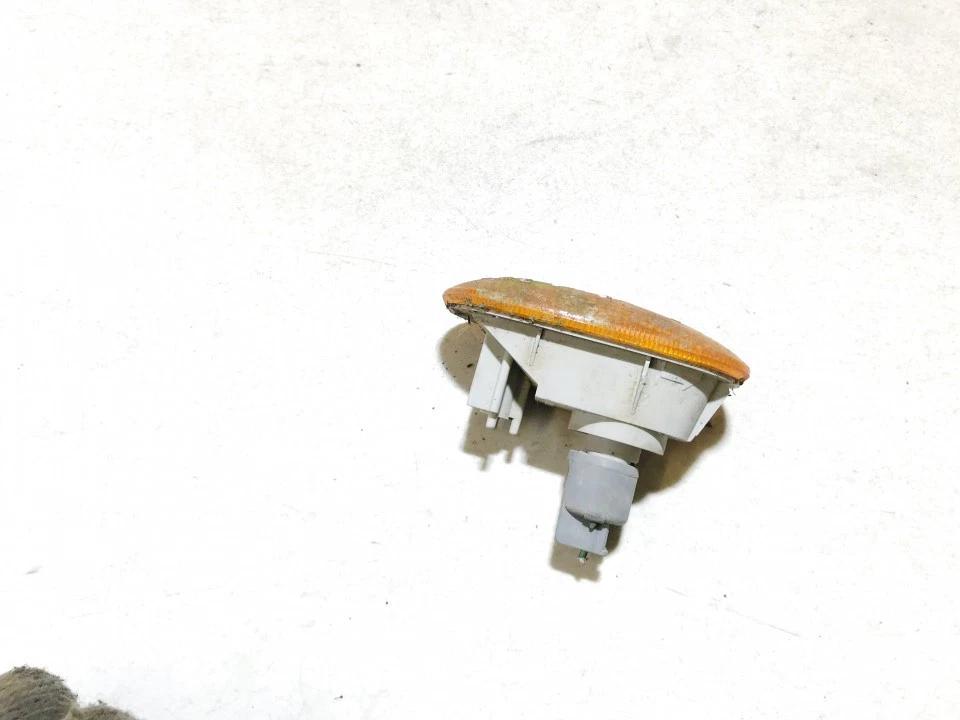 Intermitente lateral (intermitente guardabarros) delantero derecho Mitsubishi Lance DE1072849-30 Foto 2 de 4