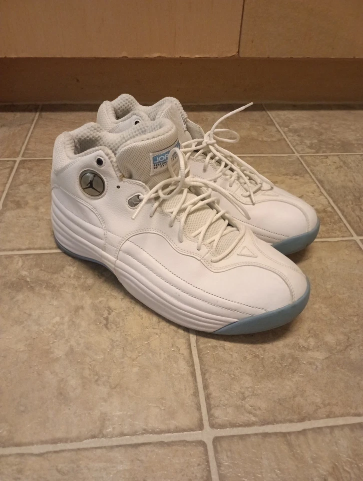 Zapatos de baloncesto Jumpman Jordan blancos y azules para hombre talla 11 Foto 2 de 4