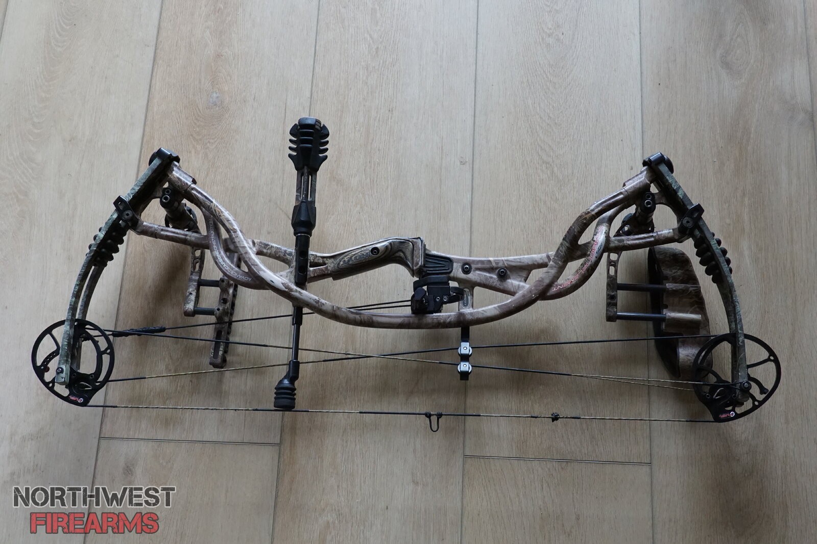 Hoyt Carbon Element - 29" Draw / 70 lbs - Fuel Cams - Hamskea Rest