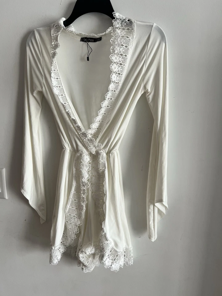 Romper Boohoo Marfim Acabamento em Renda Tamanho 4 Novo sem etiquetas Manga Longa Estilo Envoltório - Imagem 2 de 4