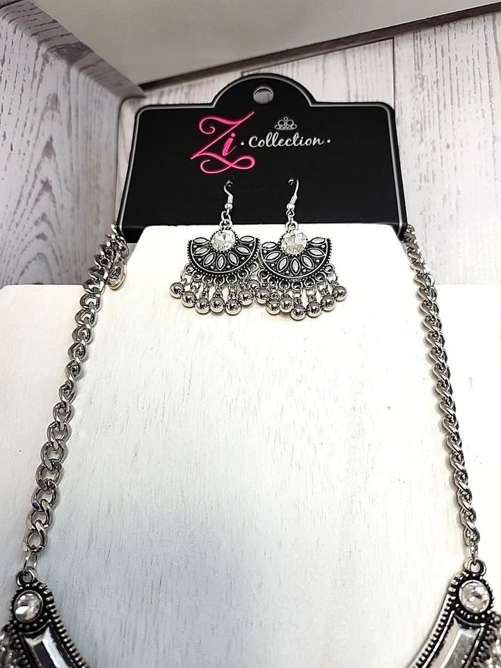 PAPARAZZI ZI COLLECTION Conjunto de Colar e Brinco em Camadas Estilo Babador Strass Novo com etiquetas - Imagem 3 de 4