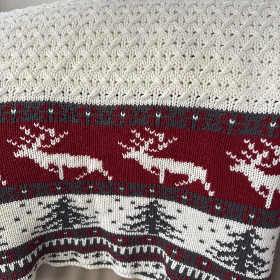 Pottery Barn? Fair Isle tiro de reno 52x66” rojo verde con manta pompón Foto 3 de 4