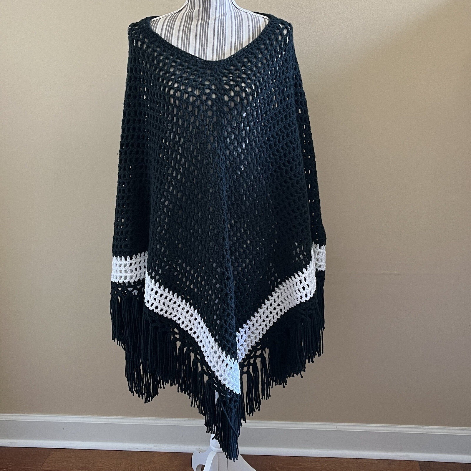 Women’s Vintage Black & White Chunky Open Knit Hippie Boho Festival Poncho OS