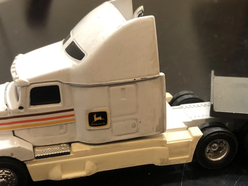 Juego de retroexcavadoras Ertl John Deere Kenworth T600B remolque Lowboy - 1:64 Foto 3 de 4