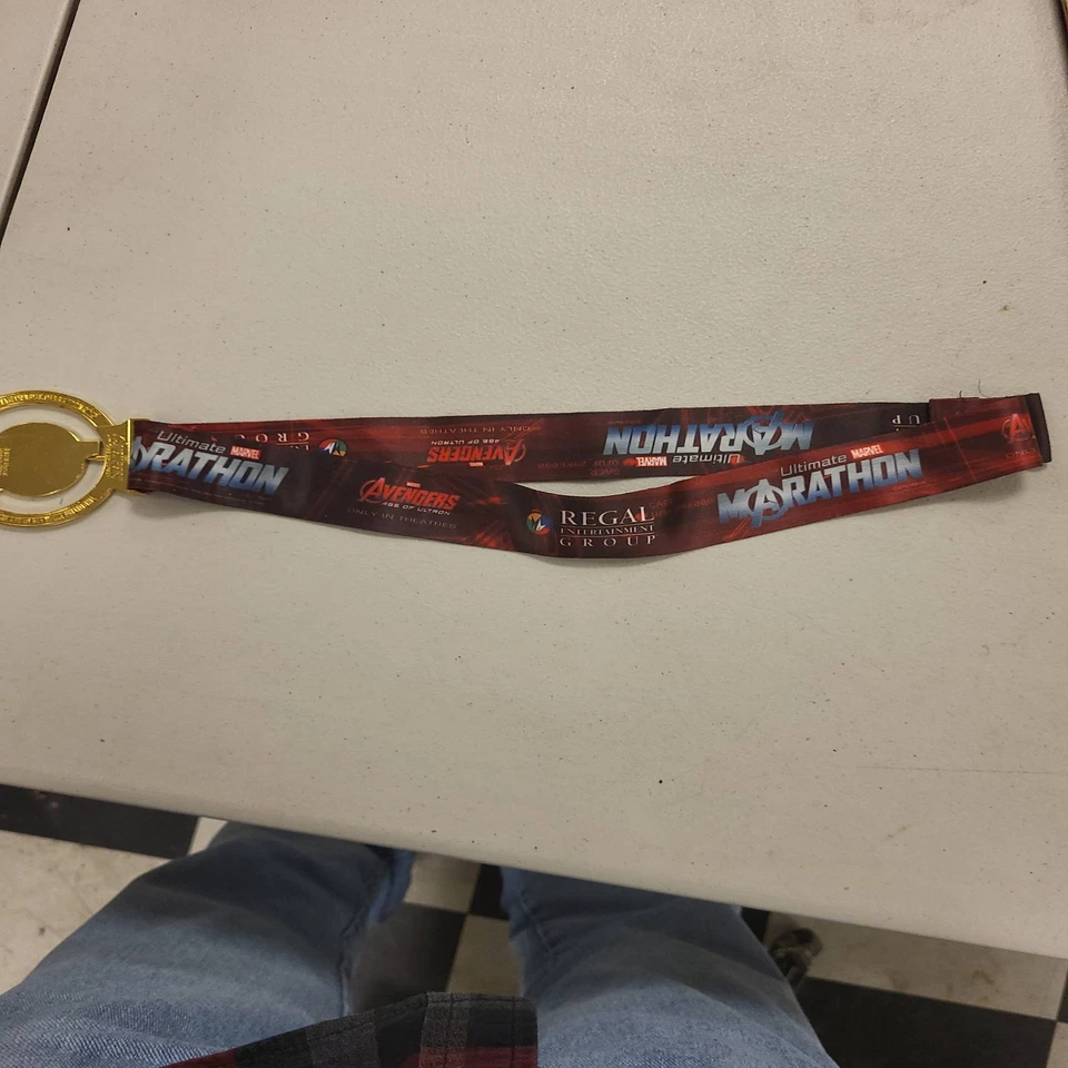 Regal Entertainment Avengers Age Ultron Ultimate Marathon Medal Cine Foto 4 de 4