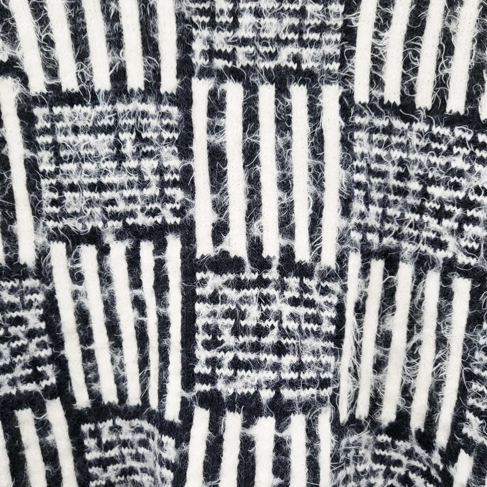 Suéter Pullover XXI Blanco y Negro Tejido Difuso Patrón Geométrico Para Mujer Talla S Foto 3 de 4