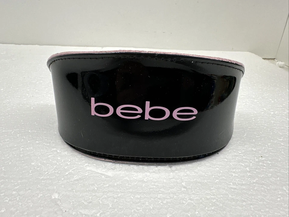 Черный чехол для солнцезащитных очков BeBe с розовым интерьером и полировочной тканью - Изображение 2 из 4