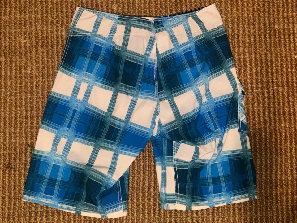 Nuevo Reef Plaid 22" Hombres Boardshorts Pantalones Cortos Talla 32 Blanco Azul Surf Vintage Elástico Foto 2 de 2