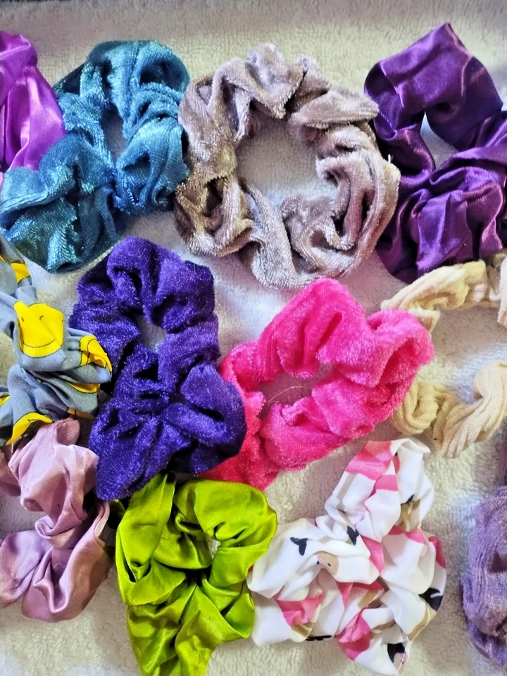 Lote de 22 crujientes para el cabello usados en bolsa de transporte IPSY. Foto 3 de 4