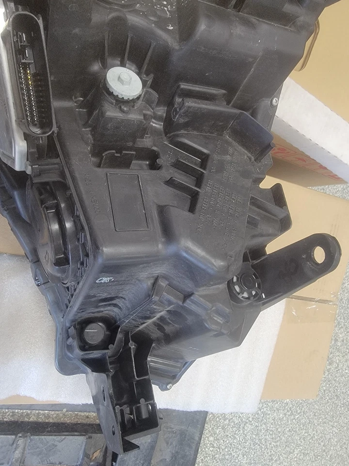 Faro LED conductor izquierdo Toyota Tundra 2022-2024 usado OEM 81150-0C260 TODAS LAS PESTAÑAS Foto 3 de 4