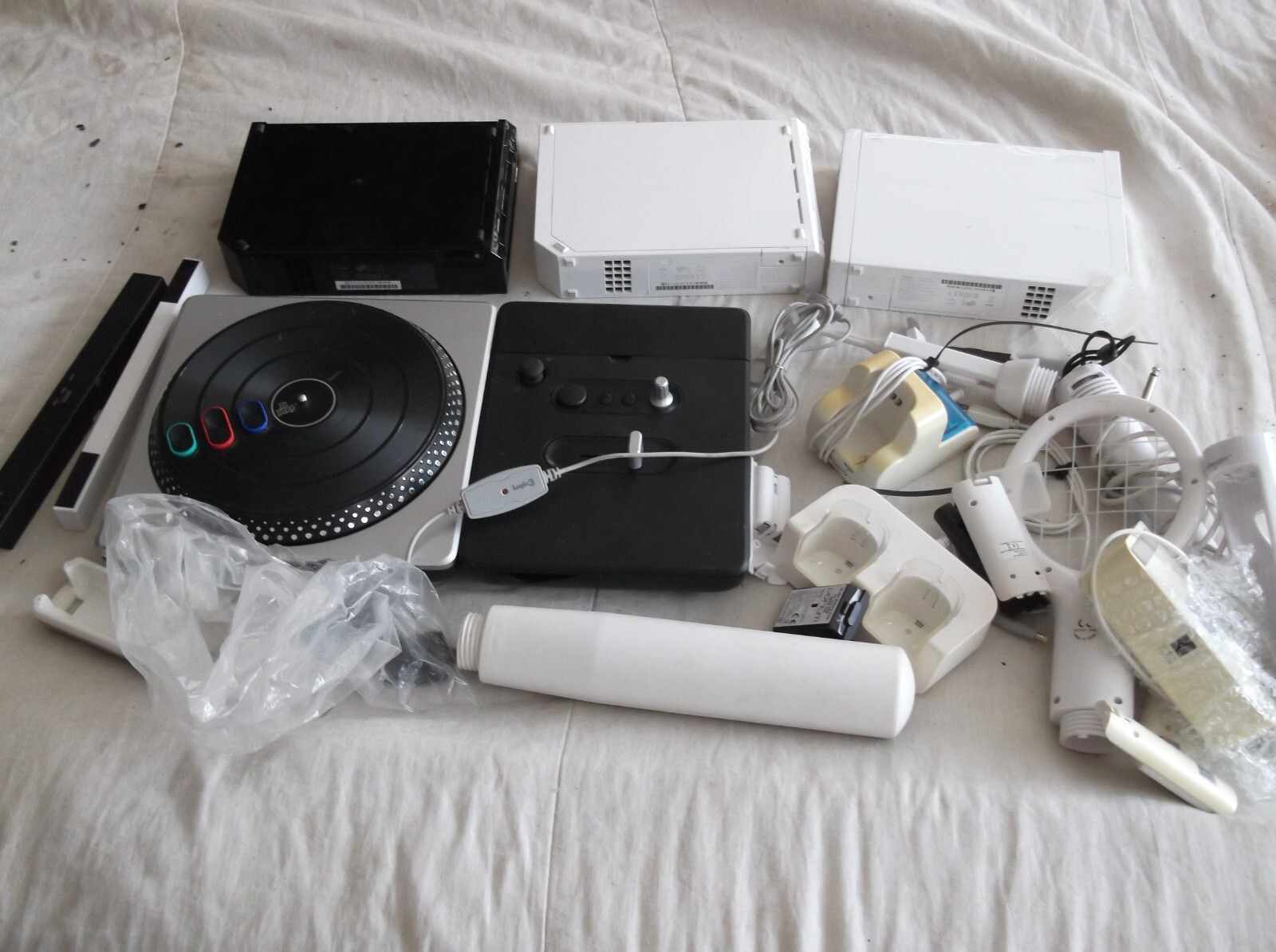 JOB LOT X3 NINTENDO WII CONSOLES DJ HERO TURNTABLE & OTHER BITS SPARES