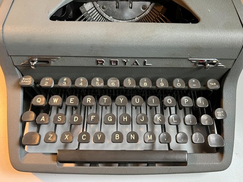 1951 Royal Quiet De Luxe Portable Typewriter With Case + Manual + FREE SHIPPING - Picture 6 of 24