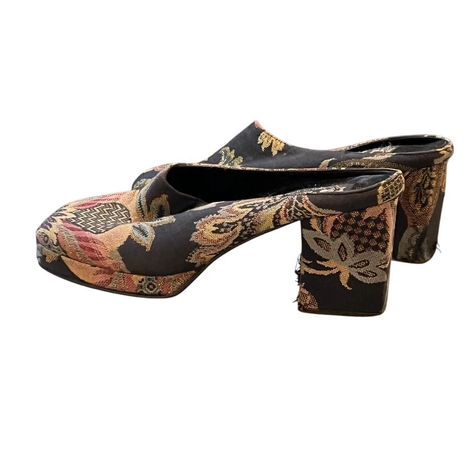 Mulas de plataforma bordadas de cachemira  Foto 3 de 4