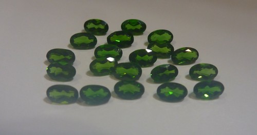 4.67 CTS OF NATURAL UNHEATED UNTREAT GREEN OVAL CUT CHROME DIOPSIDES, 20 PIECES - Picture 2 of 4