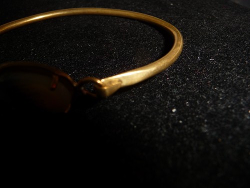 GOLD TONE HINGED BANGLE W NATURAL CENTER STONE BRACELET #26/14 - Picture 3 of 6