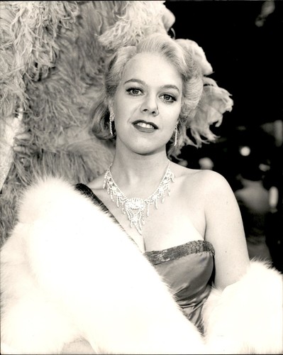 LVE6 Original Photo CAROLYN PICKLES "MISS BLUEBELL" MARGARET KELLY 1986 ACTRESS