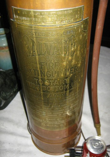 ANTIQUE LG BRASS PLAQUE COPPER SALVAGE FIRE EXTINGUISHER ART LAMP MAN TRUCK TOOL - Picture 3 of 6