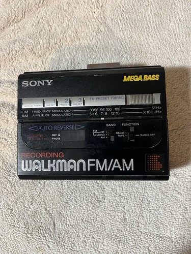 Vintage Sony Walkman FM/AM MEGA BASS AF67 BF67 Licht läuft aber ungetestet - Bild 1 von 12