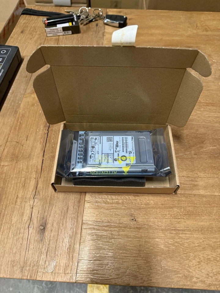 YNGYD 0YNGYD Dell 960GB PCIe Gen4 NVMe RI TLC 2.5'' SSD 14/15/16G KIT - Image 4 of 4