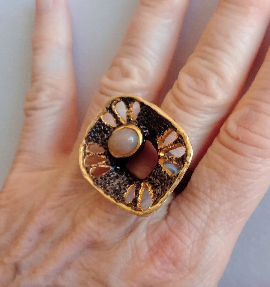 ANELLO IN ARGENTO STERLING 925 BRUNITO E DORATO CON OPALE NATURALE DI WELO - Immagine 4 di 4