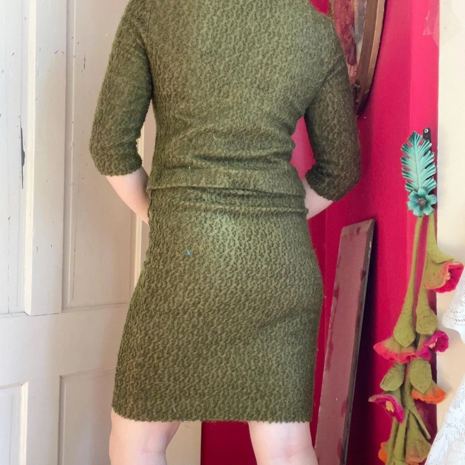 Vintage 1960s Loopy Olive Green Wool Large Amber Buttons Skirt Suit Size XS - Image 3 of 4