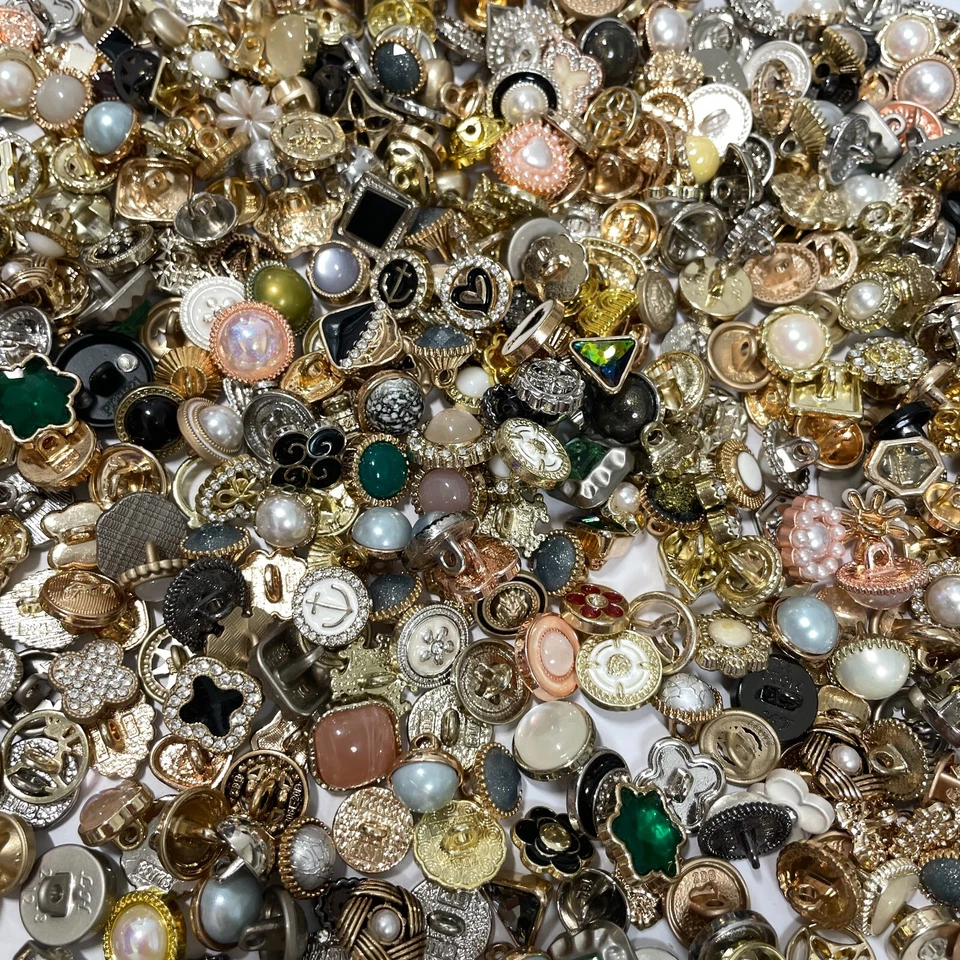 Vintage now Estate Sale Buttons 50p Lot Various Sizes Shapes Colors Types Usable - Image 4 of 4