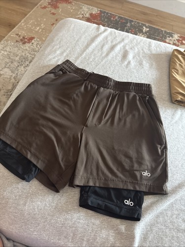 Alo Yoga M6153R Conquer React 2-In-1 Performance Shorts Espresso Brown Small
