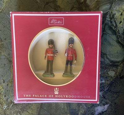 W Britain Model Figures Set Of Two: Scots Guard & Scots Guard Officer
