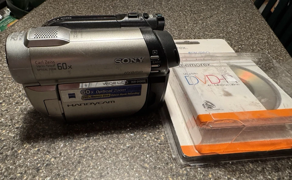 Sony DCR-DVD650 Handycam Hybrid DVD Camcorder Zeiss lens 60x zoom TESTED WORKING - Image 2 of 4