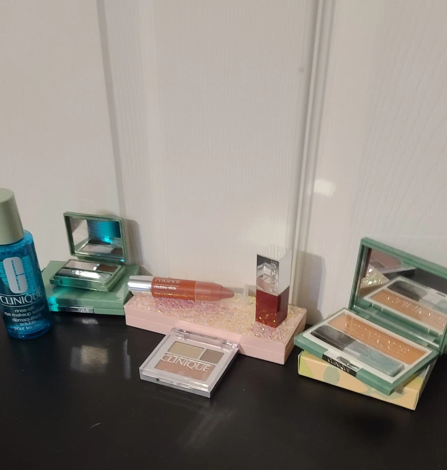 **Nuevo** Paquete de 8 piezas de maquillaje Clinique Foto 2 de 4