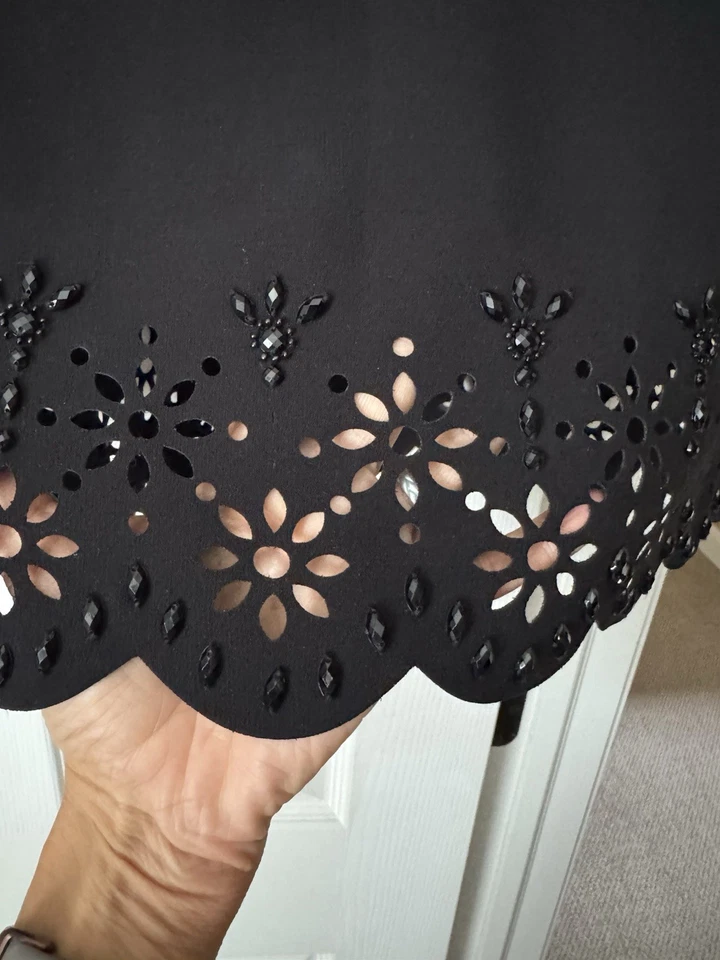 Falda Traje Formal Tahari Talla 4 - Evento Especial/Noche/Boda - Encaje y Joyas Foto 4 de 4