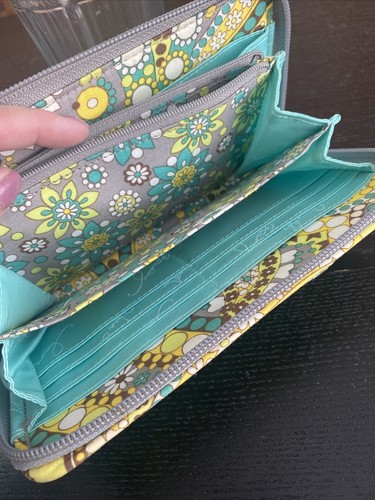 Vera Bradley Geldbörse mit umlaufendem Reißverschluss in Zitronenparfait mit gelbem Vogel Kleingeldbörse - Bild 11 von 13