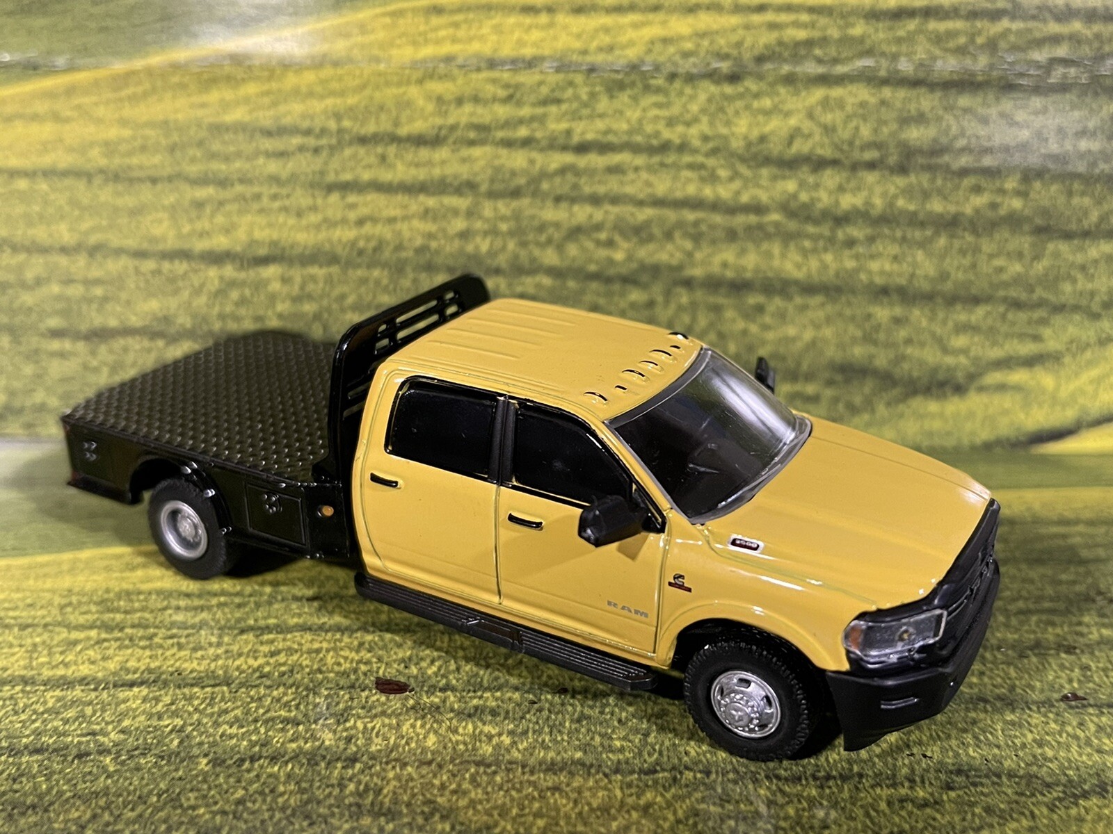 GREENLIGHT 2020 Ram 3500 Dually Truck Cummins Flatbed Yellow 1 64