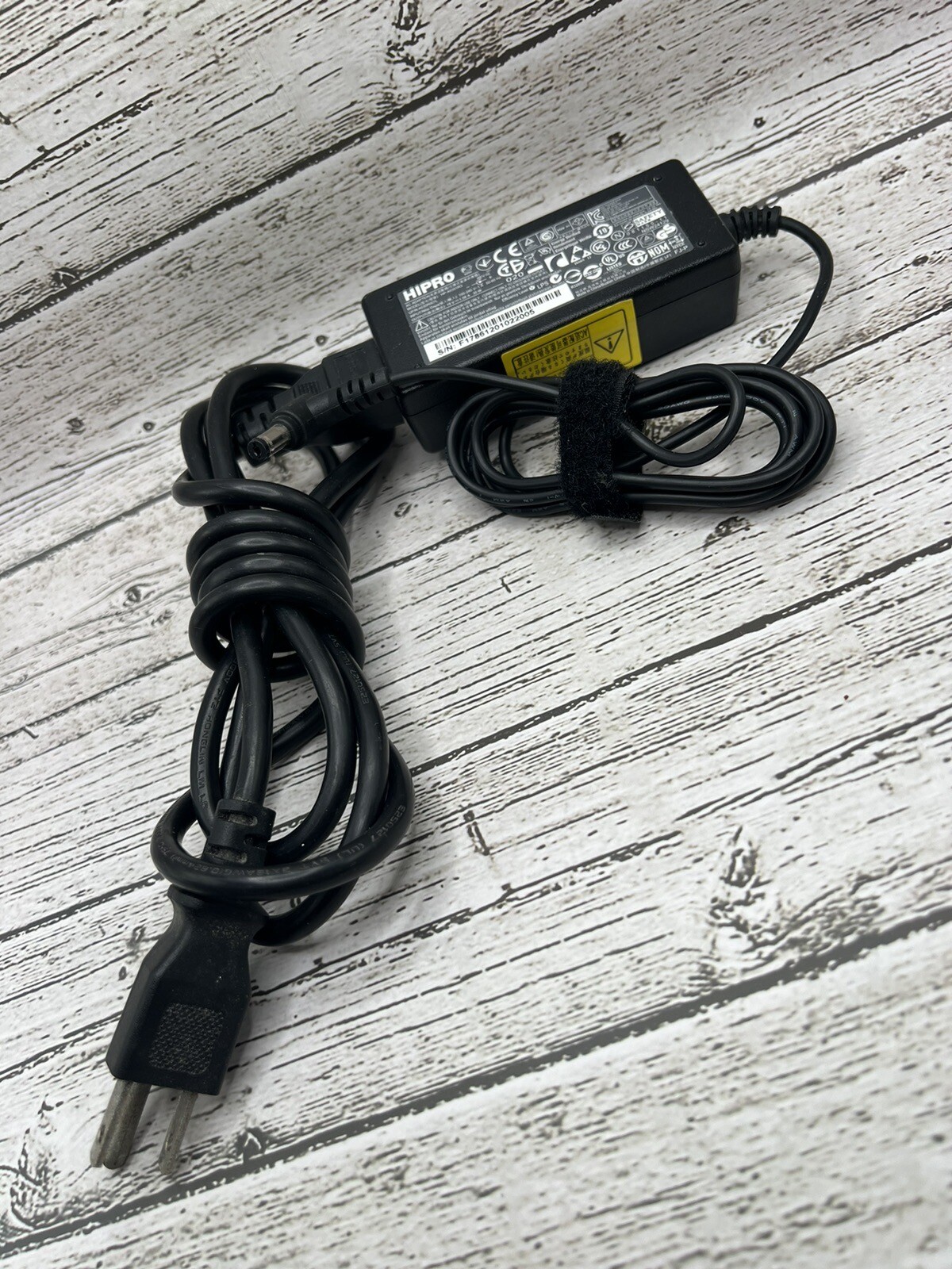 Hipro HP-A0301R3 19V 1.58A - AC Adapter Very Good. | eBay