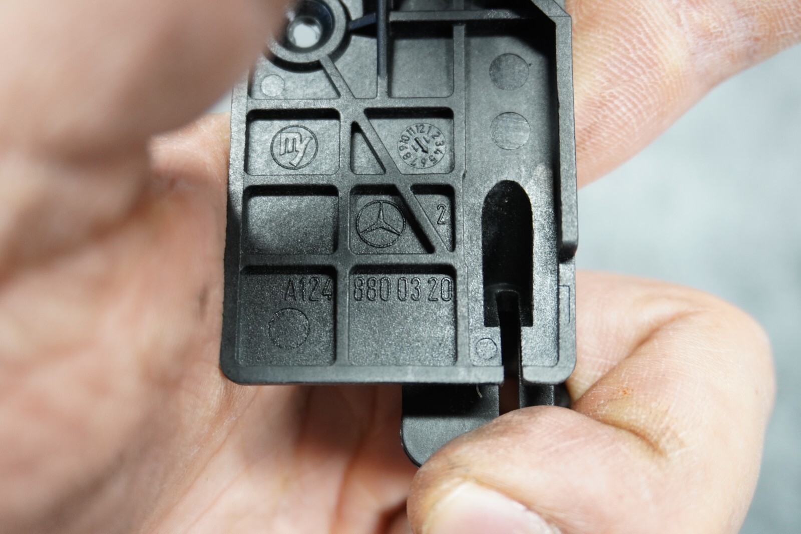 MERCEDES W221 CL550 CL600 CL63 S600 S550 S63 HOOD OPENER RELEASE HANDLE