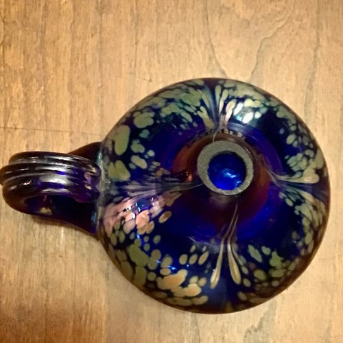 LAMPADA A OLIO FIRMATA KENT FISKE IRIDESCENTE VETRO ARTE VETRO PESO CARTA 1991 - Foto 4 di 7