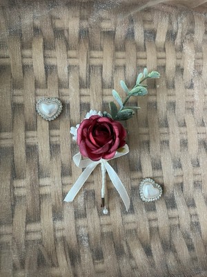 Künstliche Hochzeitsblumen einzeln rote Rose Eukalyptus Knopfloch rustikal