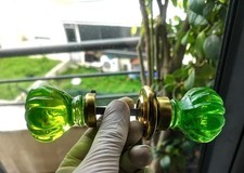 ANTICA COPPIA POMELLI PORTA - VETRO VERDE URANIO - EPOCA VITTORIANA 50mm - BACCARAT